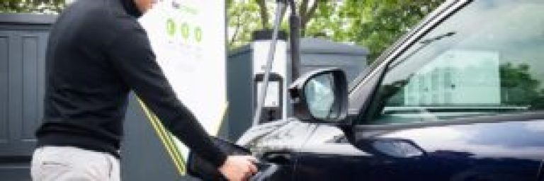 Arnold Clark Charge, İskoçya'da elli adet 150 kW şarj istasyonu kurdu.