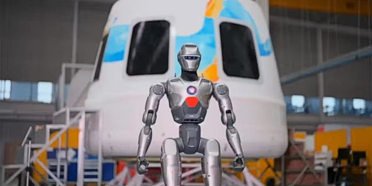 Bot uzay yarışı: insansı robotlar uyduya bağlandı, uzay fırlatmasına hazırlanıyor