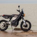 Bu Amerikan yapımı elektrikli motosiklet, yasal olarak yollarda kullanılabilen macerayı araziye taşıyor