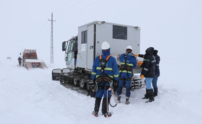 ÇEDAŞ ekipleri kesintisiz elektrik sağlamak için sahada