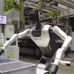 İnsansı robotlar şu anda her 6 dakikada bir yeni bir ekskavatör üretiyor