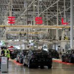 Tesla’nın kârı bir yılda düştü