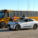 Waymo kurucusu, Waymo araçları okul otobüslerini yasadışı şekilde geçerken Tesla'nın güvenliğini eleştirdi