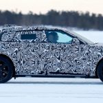 Range Rover’ın yeni elektrikli SUV’u, kamuflaj kalkınca fastback’e daha çok benziyor