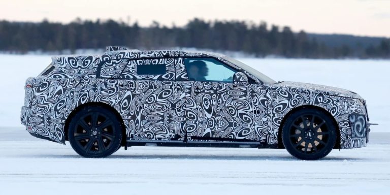 Range Rover’ın yeni elektrikli SUV’u, kamuflaj kalkınca fastback’e daha çok benziyor