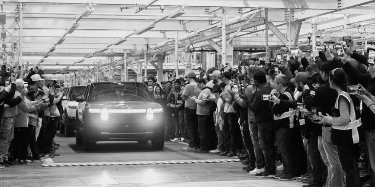 Rivian R2 prototipleri medyada ortaya çıktı ve Tesla Model Y rakibi olarak yeni performans özelliklerini gösterdi