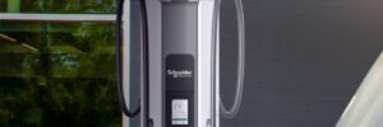 Schneider Electric, 720 kW’a kadar güç sunan ve merkeziyetsiz mimariye sahip şarj sistemi piyasaya sürdü