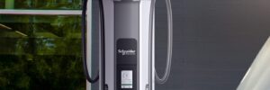 Schneider Electric, 720 kW’a kadar güç sunan ve merkeziyetsiz mimariye sahip şarj sistemi piyasaya sürdü