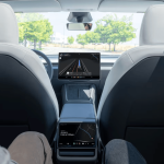 Tesla, hâlâ sürücülere ve uzaktan operatörlere ihtiyaç duyduğunu kabul etti — bunun Waymo'dan daha iyi olduğunu savundu