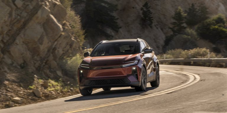 Toyota C-HR, sportif AWD elektrikli SUV olarak geri döndü, ancak bir pürüz var