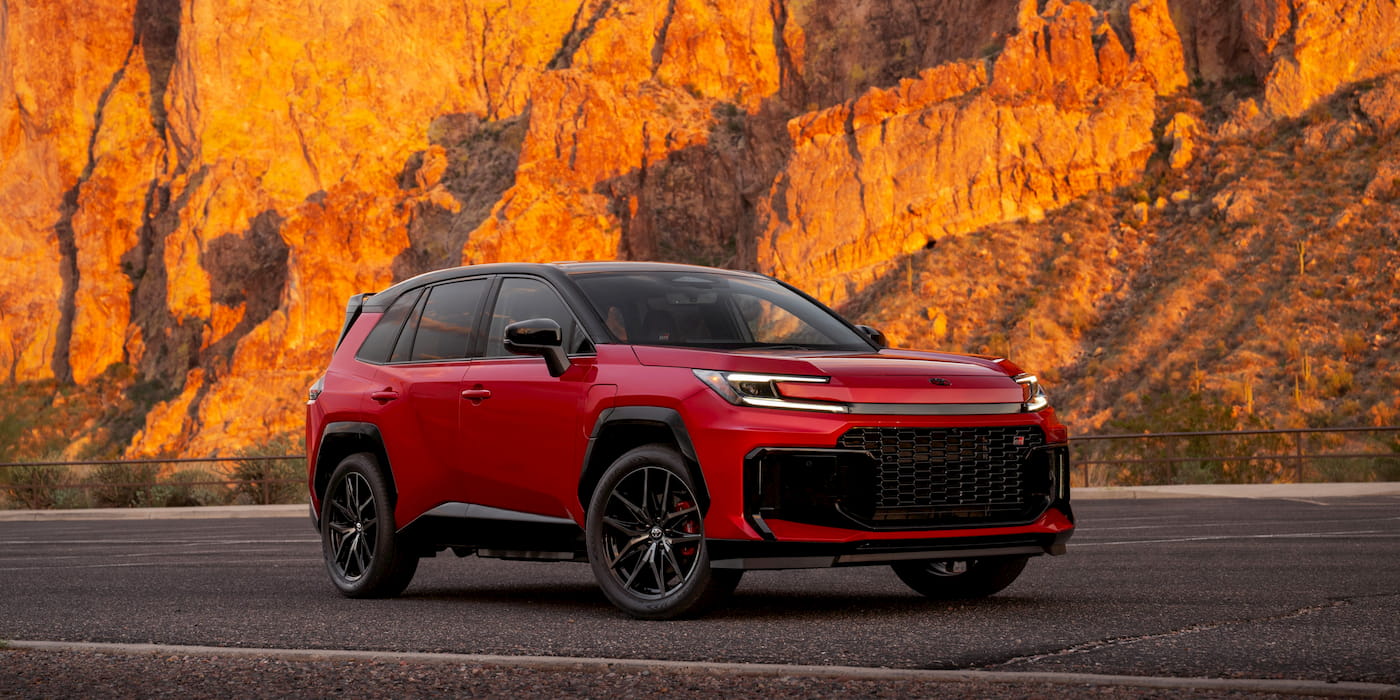 Toyota, yeni RAV4 PHEV’nin ‘dünya lideri’ verimliliğe ve daha fazla elektrikli menzile sahip olduğunu iddia ediyor