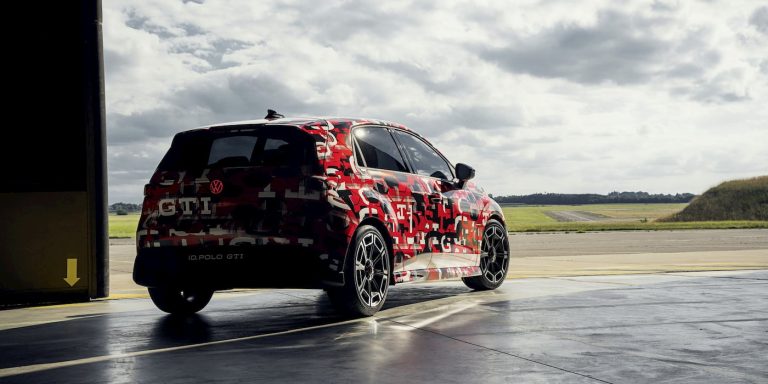 Volkswagen’ın elektrikli hot hatch modeli kamuflajını kaldırdı, yeni tasarım ortaya çıktı
