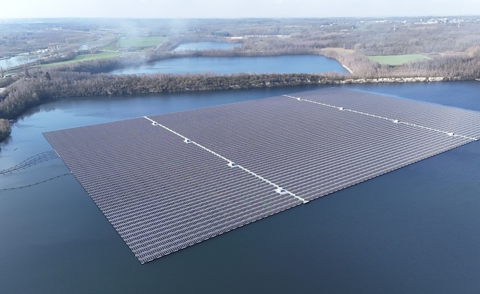 Avrupa’nın en büyük yüzer GES’i üretime başladı