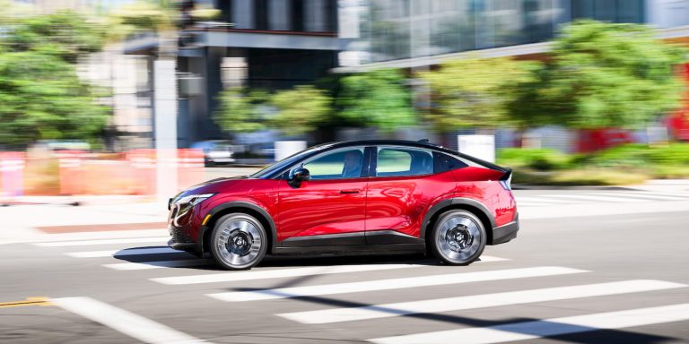 Bu yeni model LEAF tabanlı ve bu yaz piyasaya çıkıyor, ancak Nissan değil