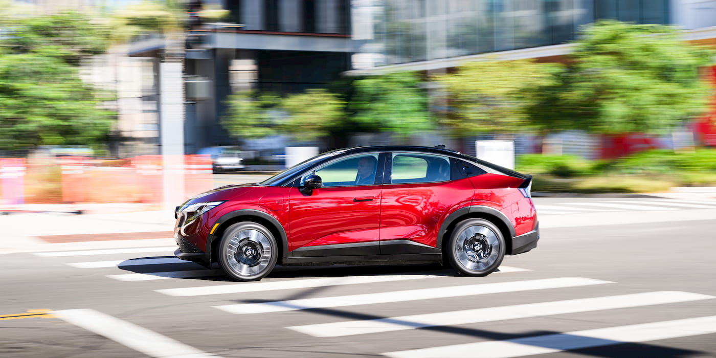 Bu yeni model LEAF tabanlı ve bu yaz piyasaya çıkıyor, ancak Nissan değil