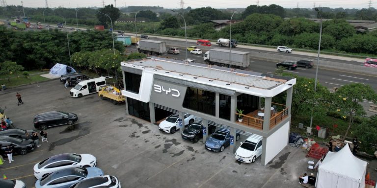 BYD’nin elektrikli araçlara yatırımı, yükselen petrol fiyatlarıyla birlikte sürücülerin benzinli araçlardan vazgeçmesiyle karşılığını veriyor