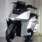 Dünyanın ilk kendini dengeleyen elektrikli motosikleti üretime giriyor