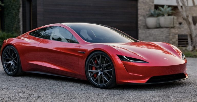 Elon Musk, Tesla Roadster'ın tanıtımının gelecek ay yapılacağını iddia ediyor