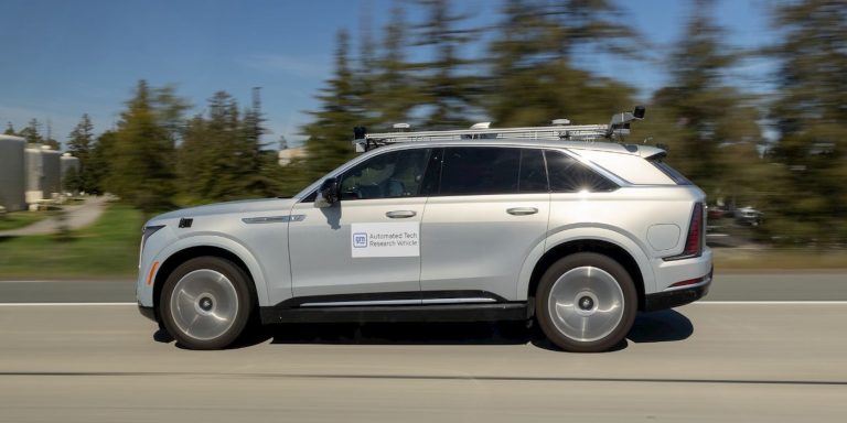 GM, en büyük EV modelinde eller serbest otonom sürüş teknolojisini test ediyor