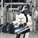 İnsansı robotlar Alman BMW fabrikasında çalışmaya başladı [video]