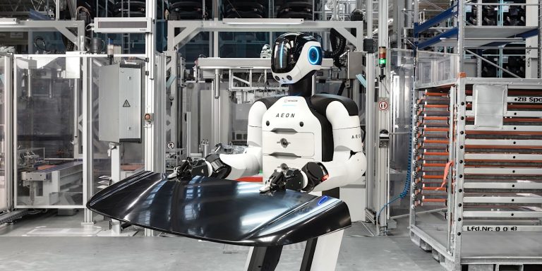 İnsansı robotlar Alman BMW fabrikasında çalışmaya başladı [video]