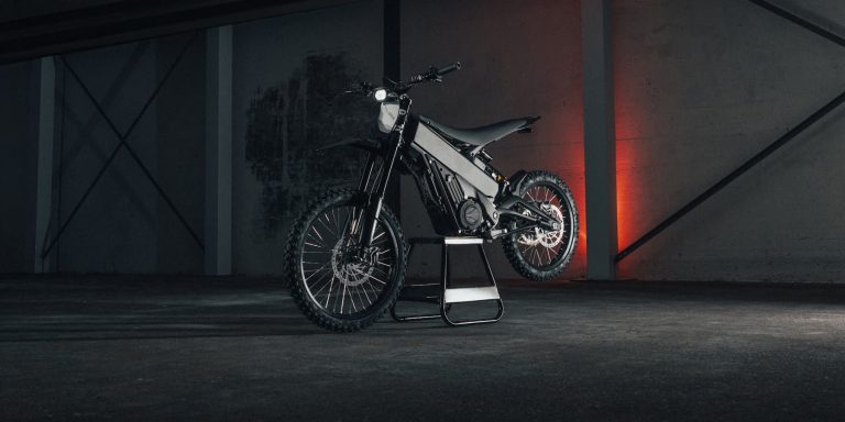 Kaliforniyalı baba, oğlunun kırmızı ışıkta geçip yasadışı elektrikli motosikletle kaza yapması sonrası ağır suçla suçlandı