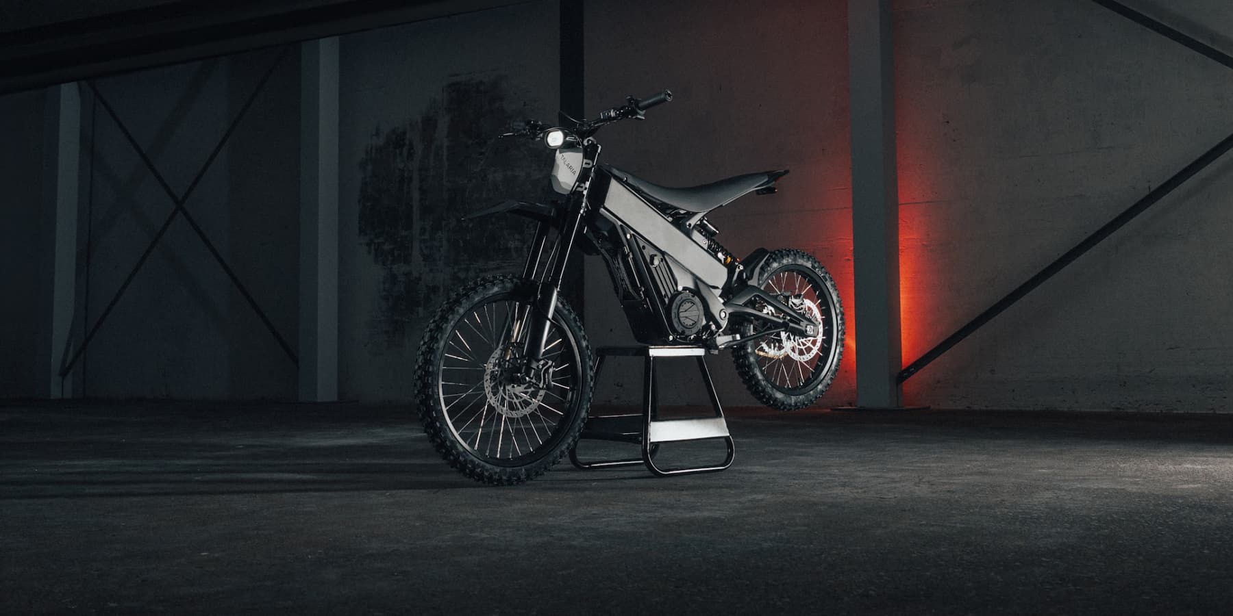 Kaliforniyalı baba, oğlunun kırmızı ışıkta geçip yasadışı elektrikli motosikletle kaza yapması sonrası ağır suçla suçlandı