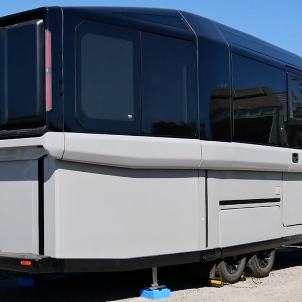 Lightship elektrikli karavan römorku aktiviteler için alan sunuyor ve menzilinizi düşürmüyor