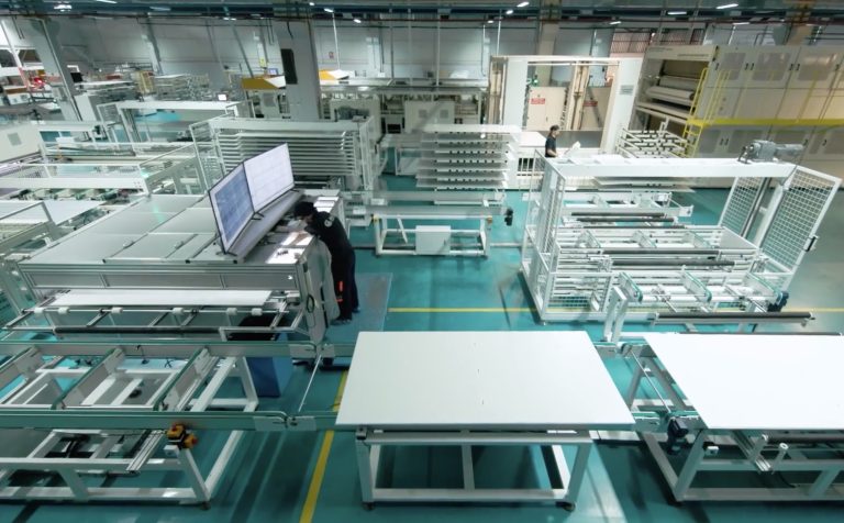 Alfa Solar, yurt içinden 43 milyon dolarlık panel siparişi aldı