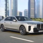 BMW, yaklaşık 450 mil menzile ve Neue Klasse tarzına sahip yeni i7’yi tanıttı [Görseller]