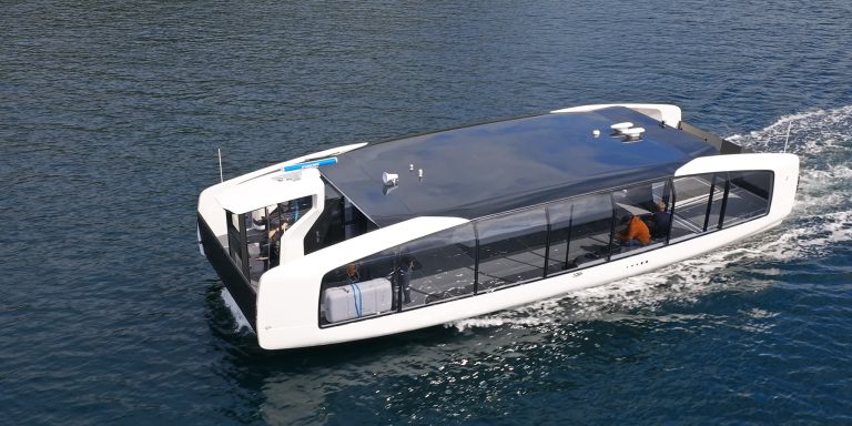 Bu fütüristik görünümlü elektrikli feribot, şehirlerde teknelerin köprülerden daha iyi olduğunu kanıtladı