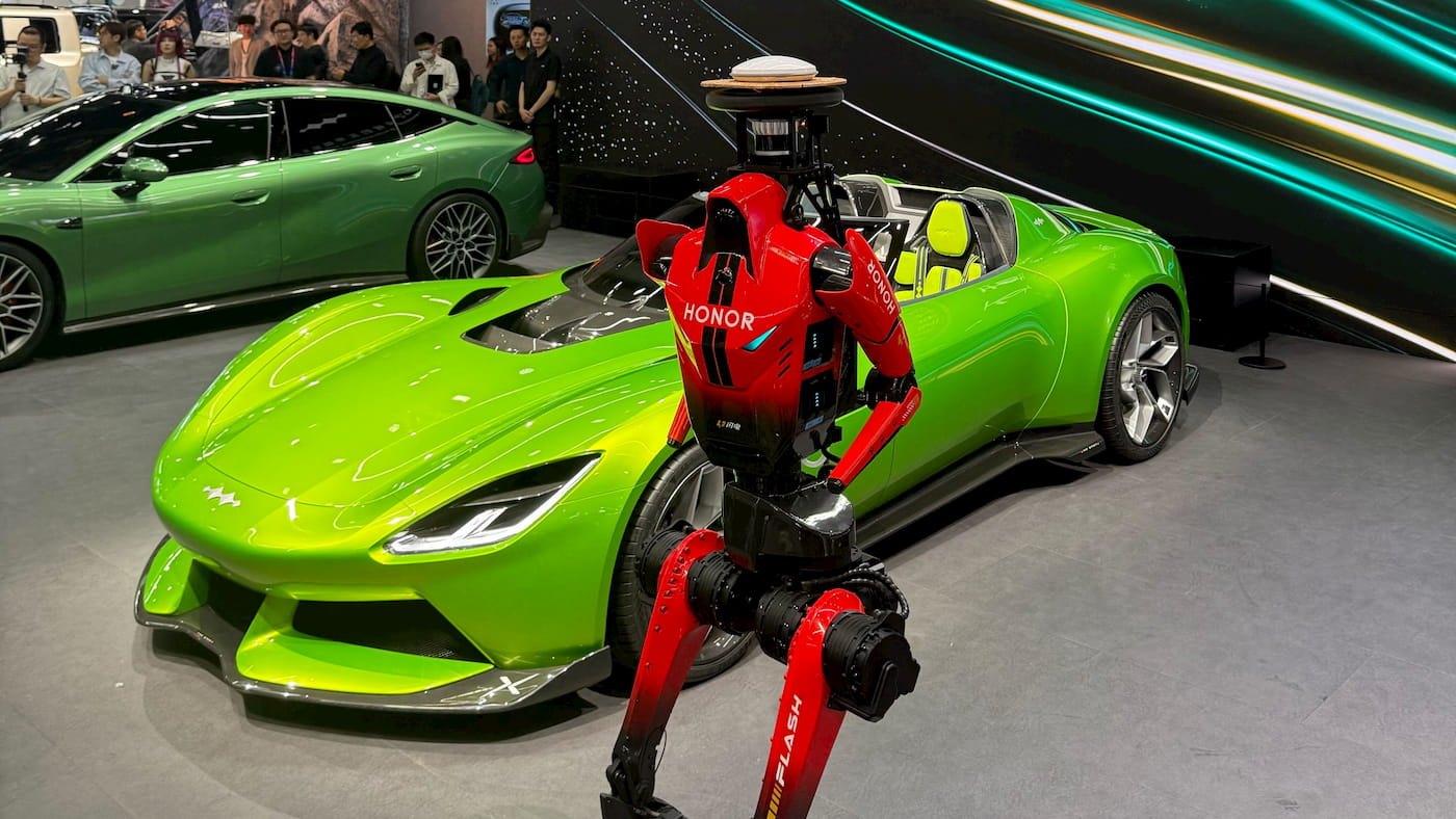 BYD’nin lüks off-road markası ilk elektrikli sedanını ve alçak spor otomobilini tanıttı [Görseller]