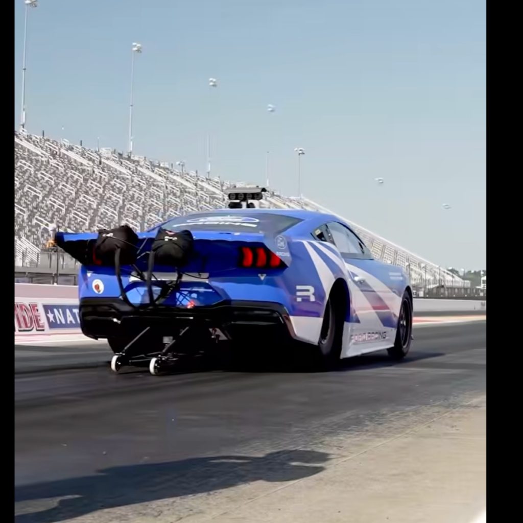 Ford’un 2.200 HP’lik elektrikli Mustang’i 6,87 saniyede çeyrek mili tamamlayarak rekor kırdı
