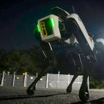 İŞLERİMİZİ ALDILAR: yeni DroneDog robot güvenlik görevlisi göreve başladı