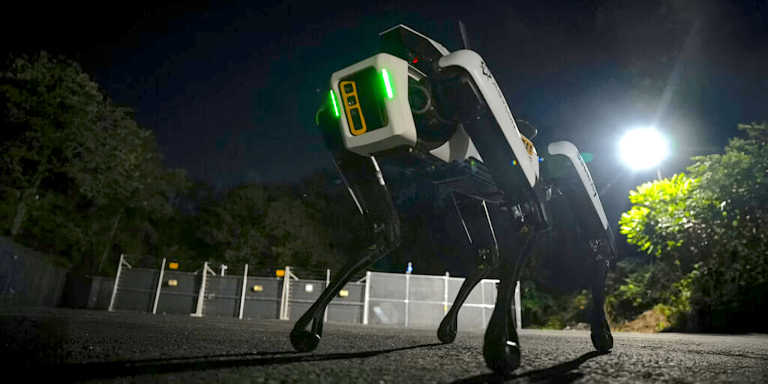 İŞLERİMİZİ ALDILAR: yeni DroneDog robot güvenlik görevlisi göreve başladı