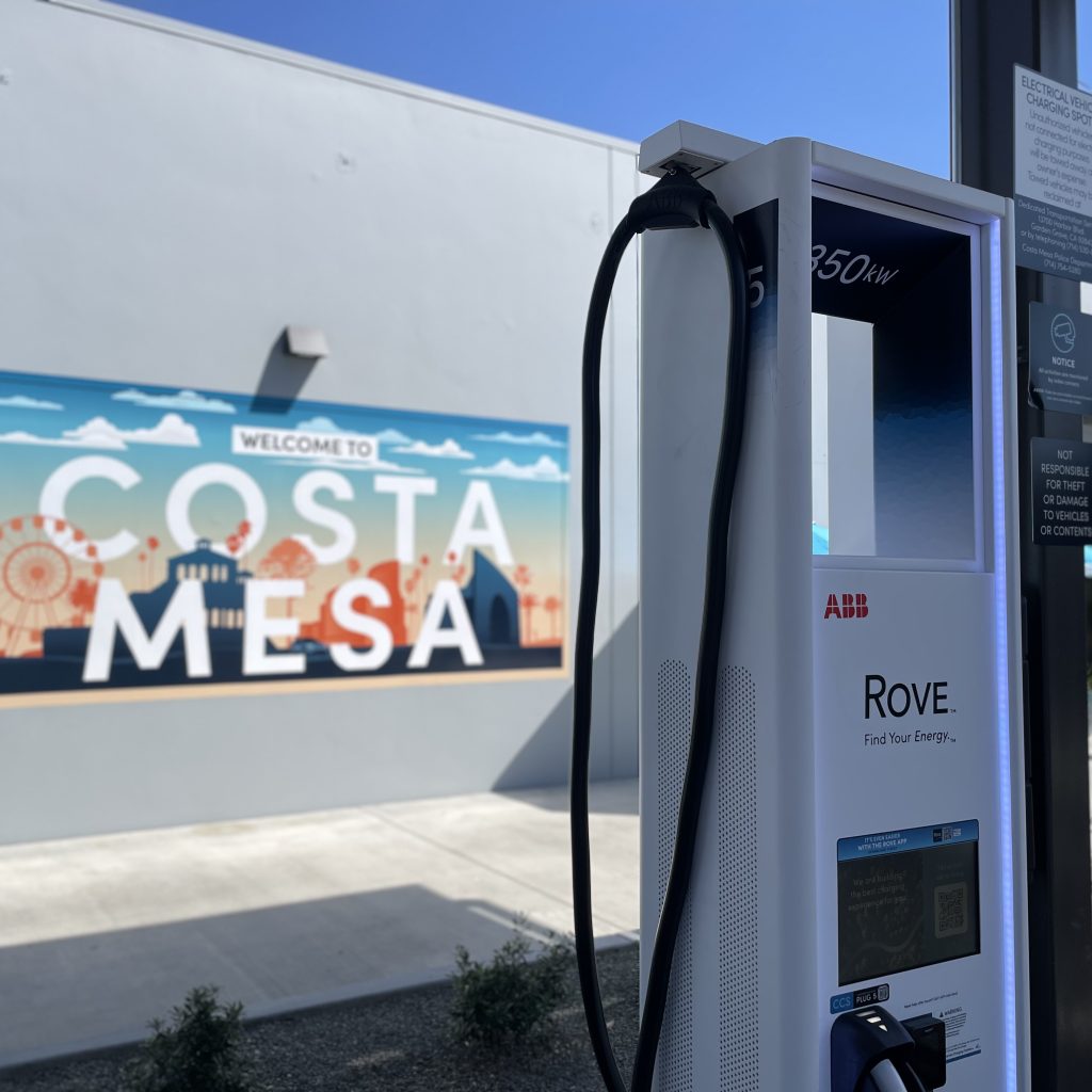 Rove’un Costa Mesa’daki 2. ‘tam hizmet’ şarj istasyonundan ilk görüntüler, Çarşamba açılıyor