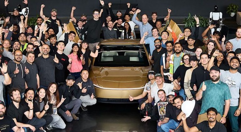Tesla, gözetimsiz sürüşteki gecikmelere rağmen Cybercab üretiminin başladığını doğruladı