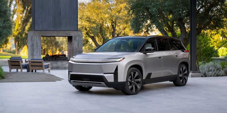 Toyota'nın 3 sıralı elektrikli SUV modeli muhtemelen lüks bir kardeşe sahip olacak