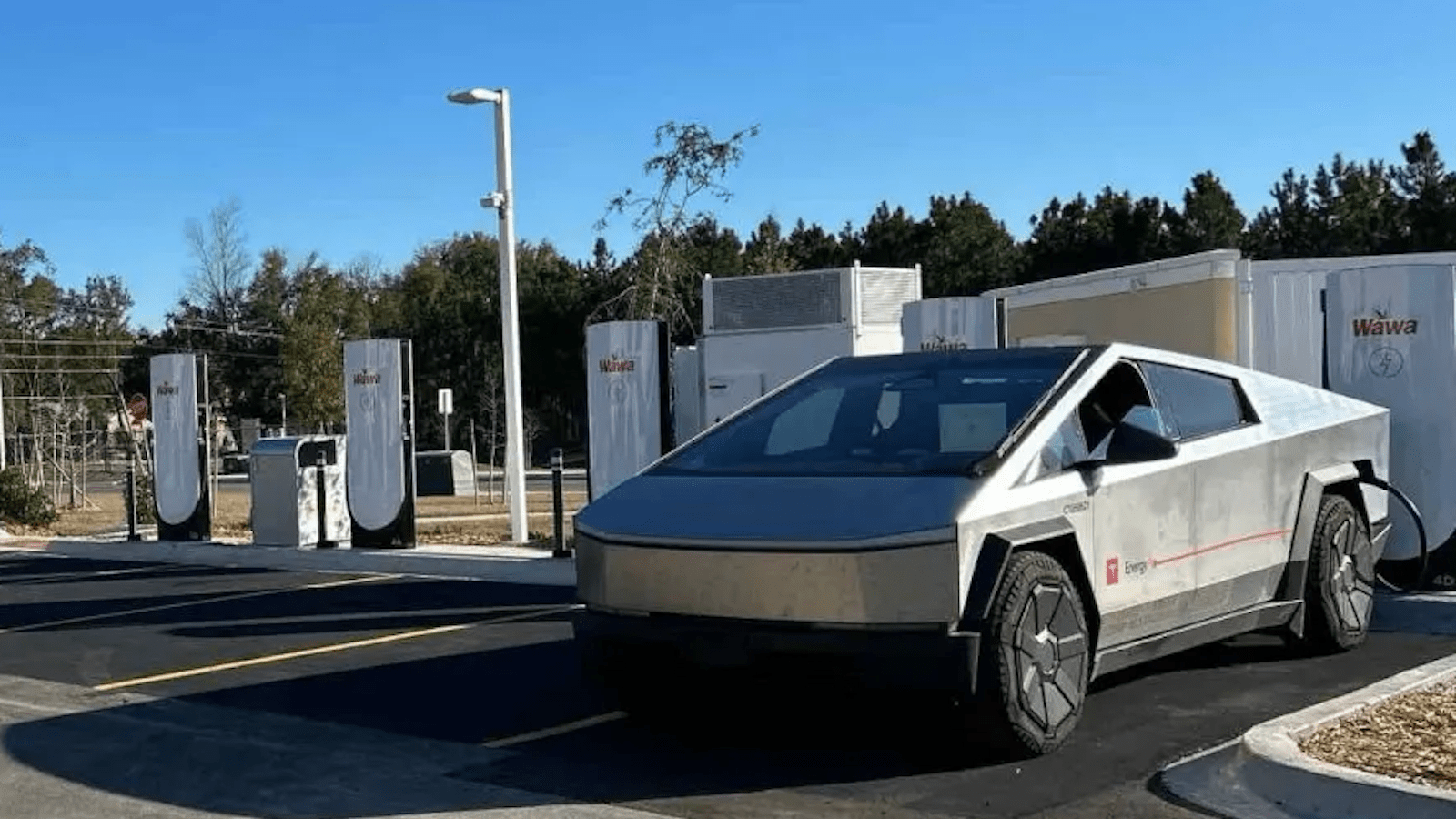 TSLA hisseleri düşüyor, Supercharger fiyatları ve Elon’ın büyük çip fabrikasının arkasındaki gerçek isim kim?