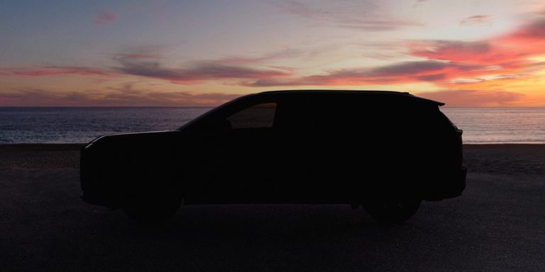 Toyota’nın 3 sıralı elektrikli SUV’sine lüks Lexus kardeşi geliyor: İşte ilk görüntüler